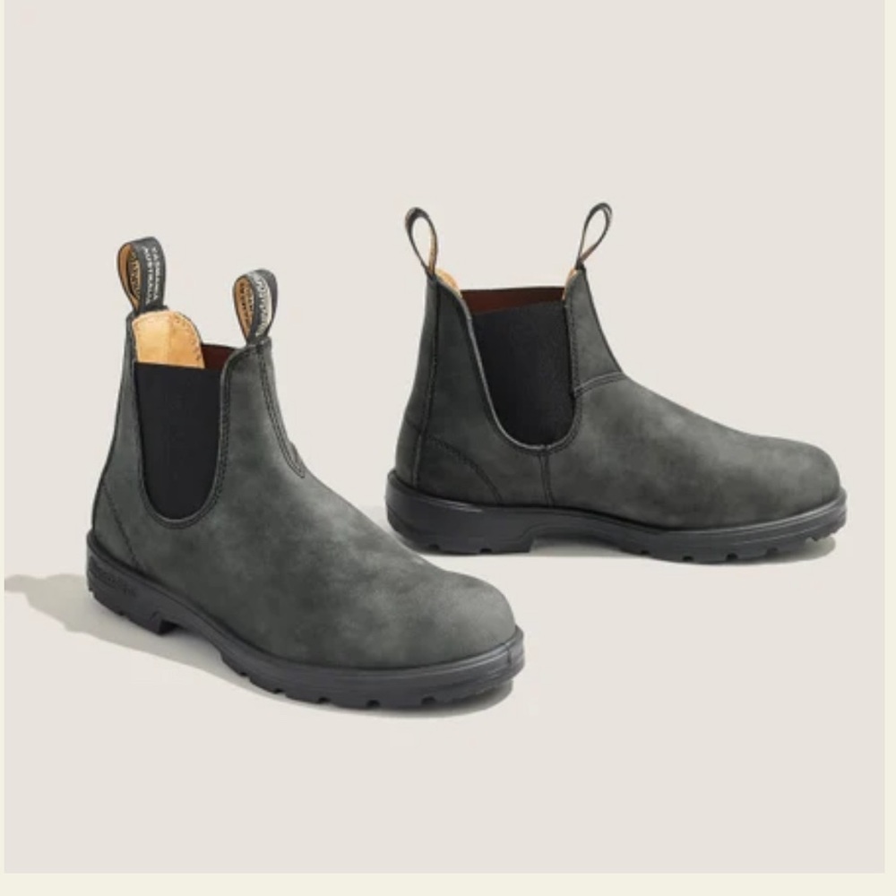 NEVER WORN blundstones classic boots